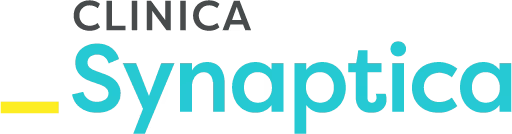 Logotipo de Clínica Synaptica con texto gris y turquesa y una raya amarilla