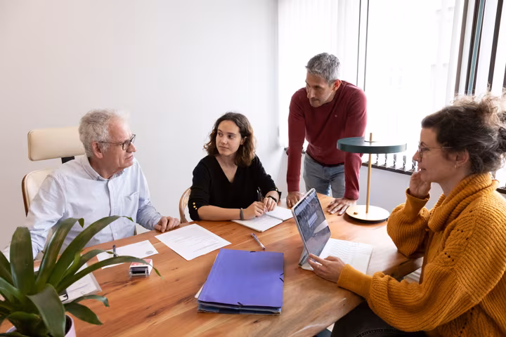 Equipo de Clínica Synaptica reunido en torno a una mesa de trabajo