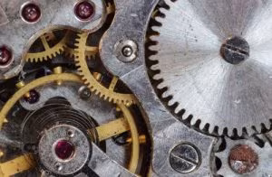 Primer plano del engranaje interior de un reloj mecánico