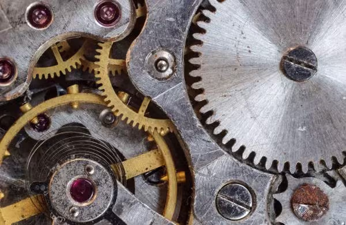 Primer plano del engranaje interior de un reloj mecánico