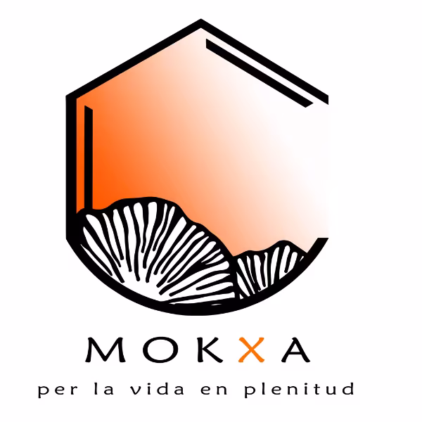Logotipo de Mokxa, entidad colaboradora, con hexágono naranja y el lema «per la vida en plenitud»