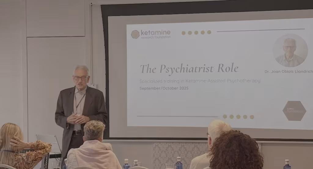Joan Obiols presentando la ponencia «The Psychiatrist Role» ante los asistentes a la formación KAP