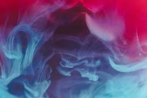 Nubes de humo azul y rosa sobre un fondo morado