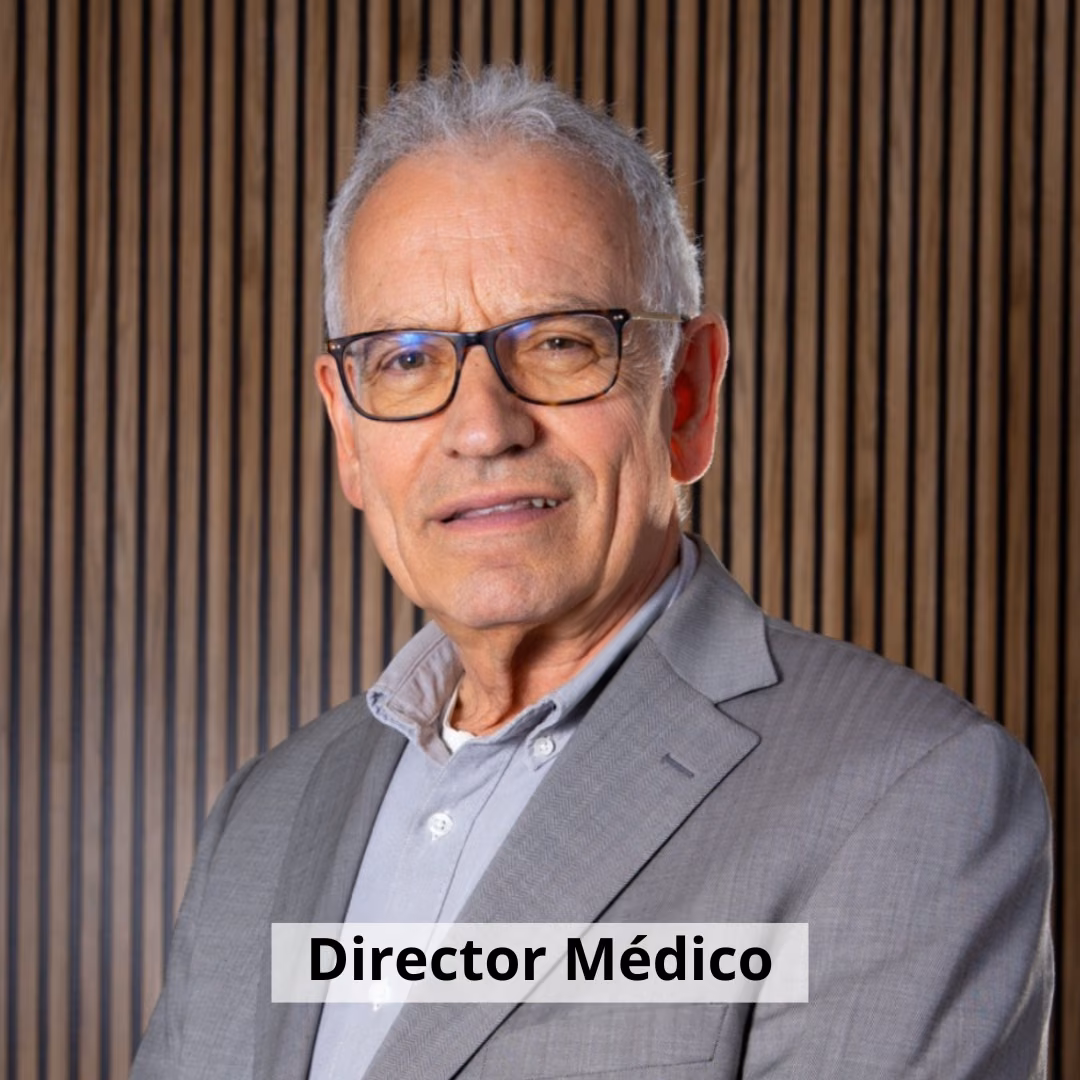 Retrato del Dr. Joan Obiols, psiquiatra y director médico de Clínica Synaptica, ante paneles de madera