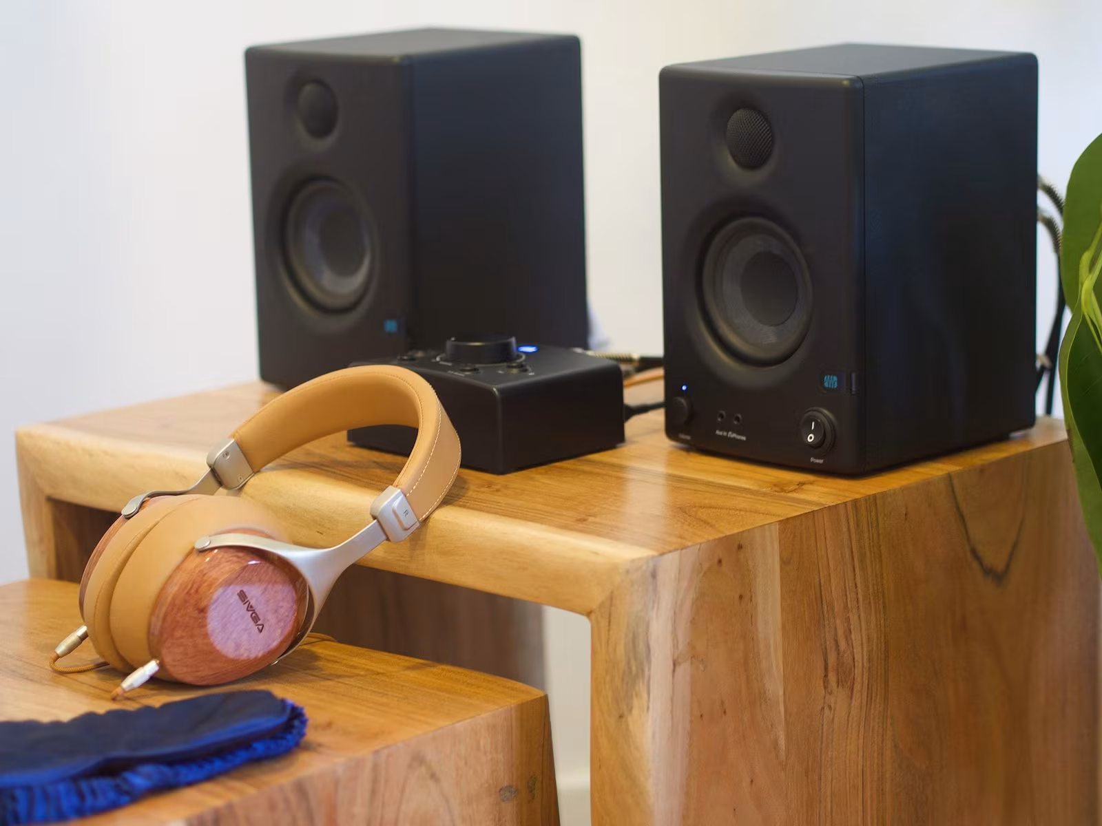 Auriculares, altavoces y antifaz sobre mesas de madera para la música en las sesiones psicodélicas