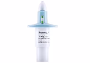 Pulverizador nasal de un medicamento sobre fondo blanco