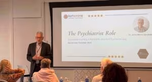 Psychiater Joan Obiols vor einer Projektionsleinwand bei einem Vortrag in der KAP-Fortbildung