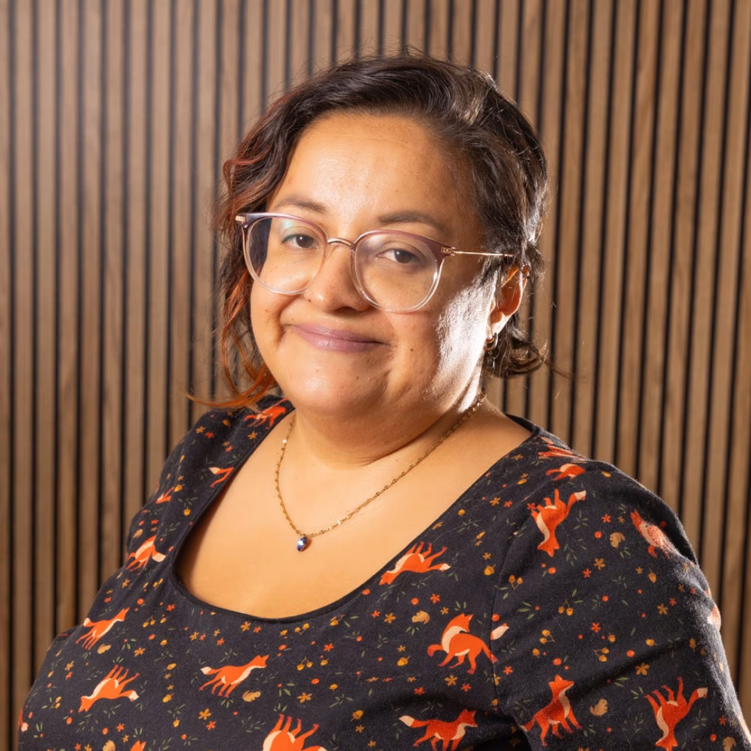 Retrato de Mery Peña con gafas y vestido estampado
