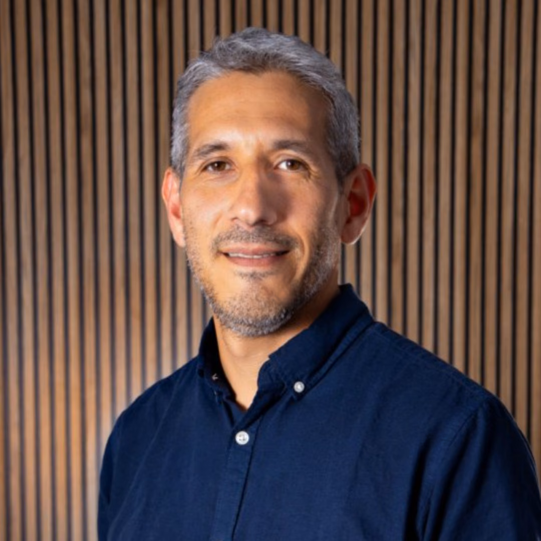 Retrato de Carlos Vega con camisa azul marino