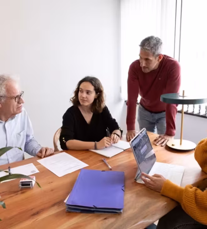 Equipo de Clínica Synaptica reunido en torno a una mesa de trabajo