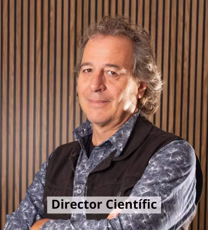 Retrat de José Carlos Bouso, doctor en Farmacologia i director científic, amb els braços creuats